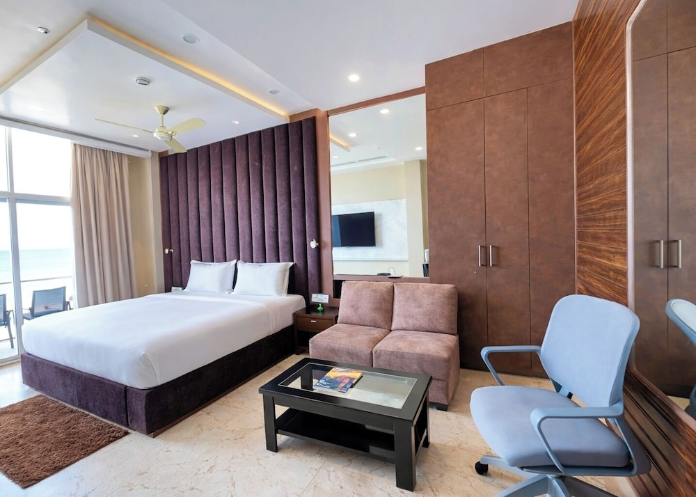 The Sea View Suites - Sea front, Pool & Breakfast