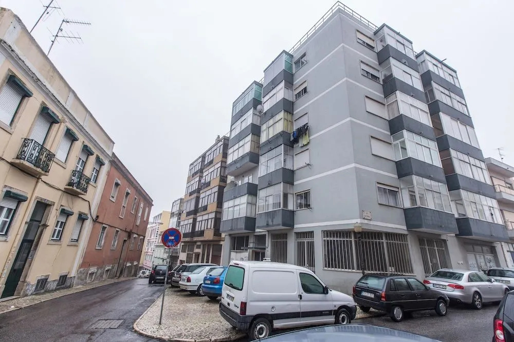 Light Filled Apartment + Free Pick-Up, By TimeCooler
