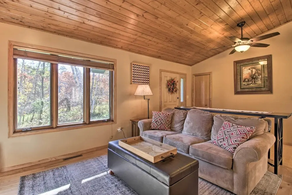 Cabin w/ Fire Pit & Movie Room, 1 Mi to Lake — фото 2