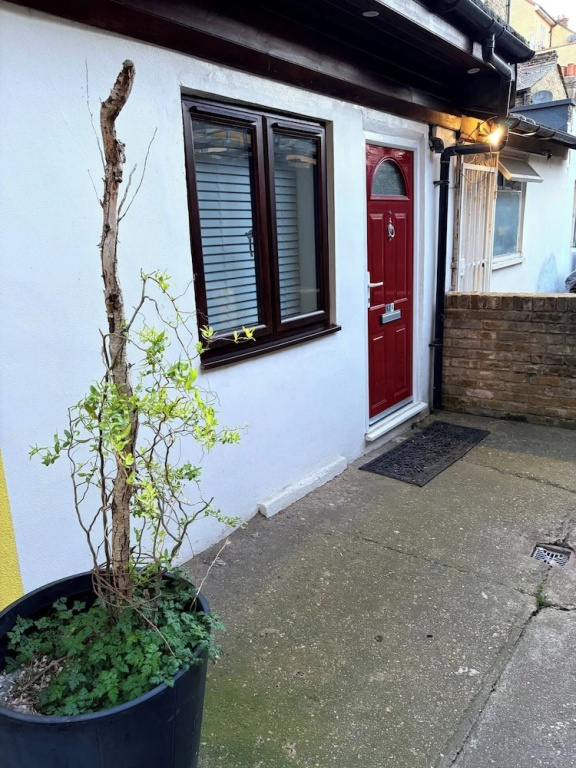 Studio With Own Entrance Perfect Getaway!