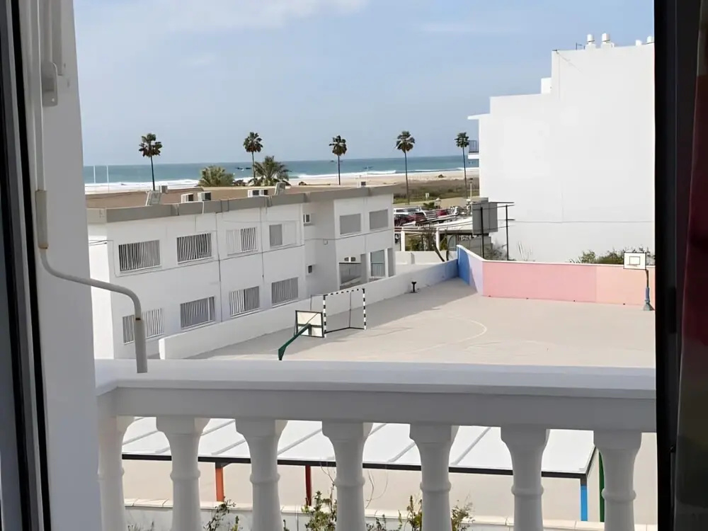 Apartamento con terraza cerca a la playa