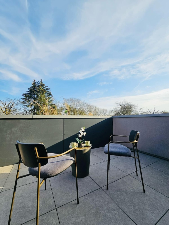 Spacious 3 bedroom large terrace&parking