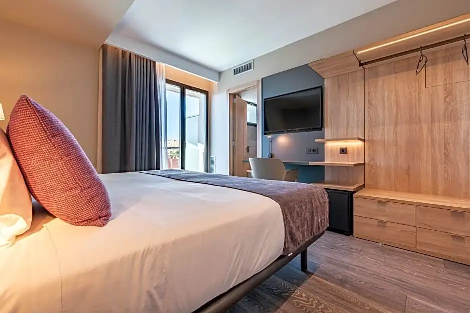 Standard Quadruple room with balcony and with city view