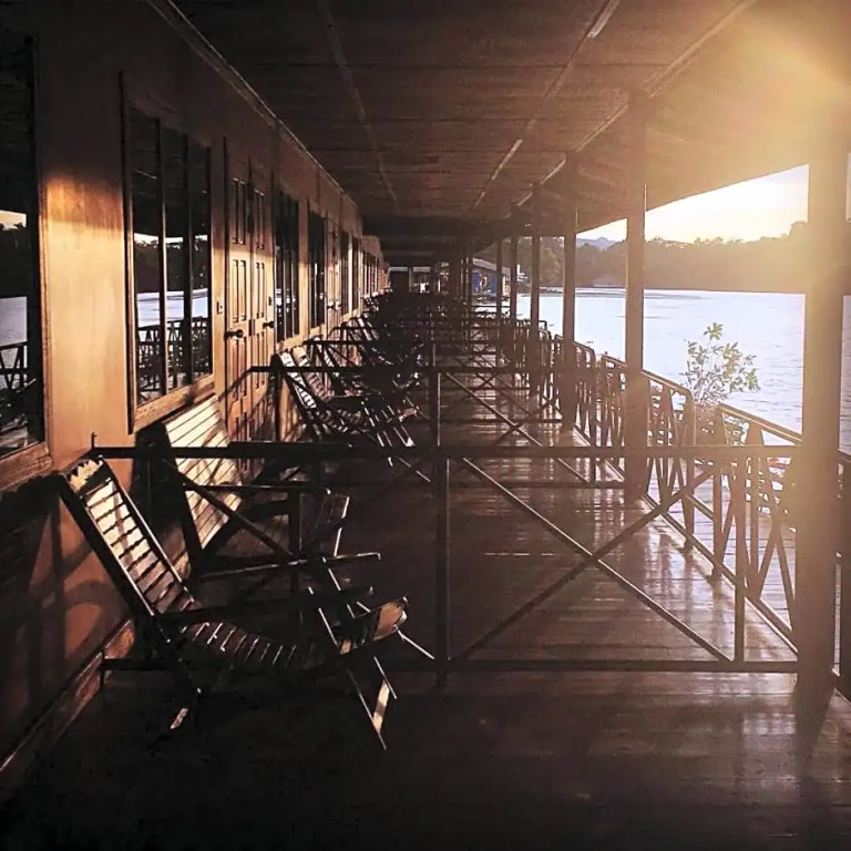 標準河景雙人房，配有雙床