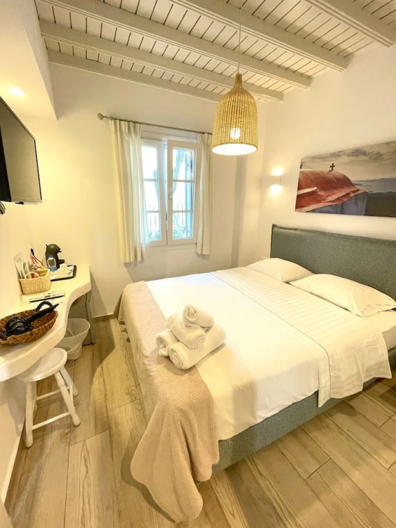 Standard Triple room with city view