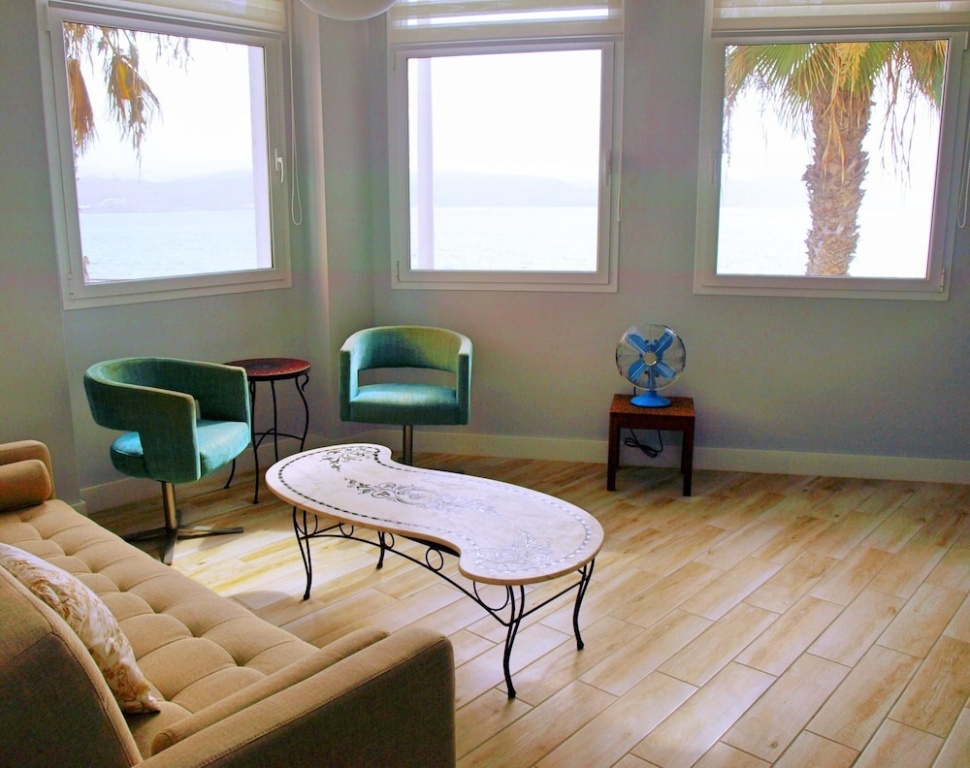 Flatguest Seaside Beauty