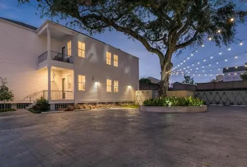 3Br Loft On Carondelet By Hosteeva