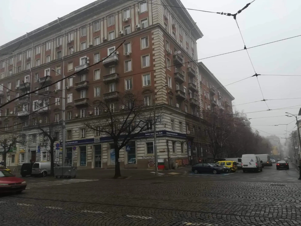 Fantastic 2 Bedroom Apartment - Top Center