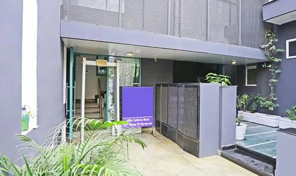 FabHotel The Runner - 200 Meters From Galleria Market