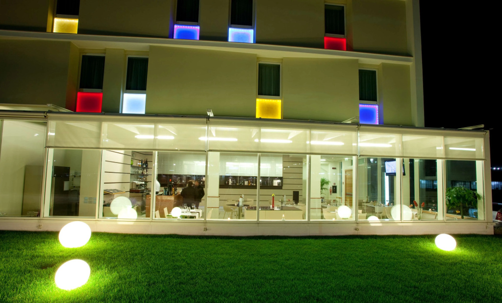 Breaking Business Hotel
