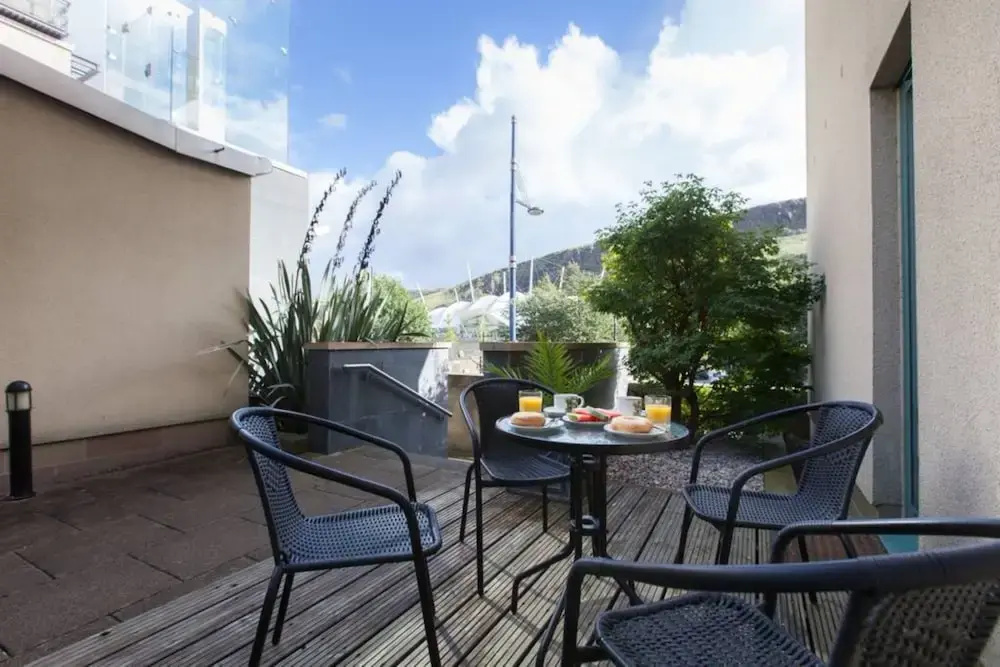Holyrood Residence - Luxury Apartment With Parking