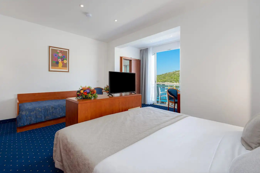 Superior Double room with balcony and with sea view (full double bed)