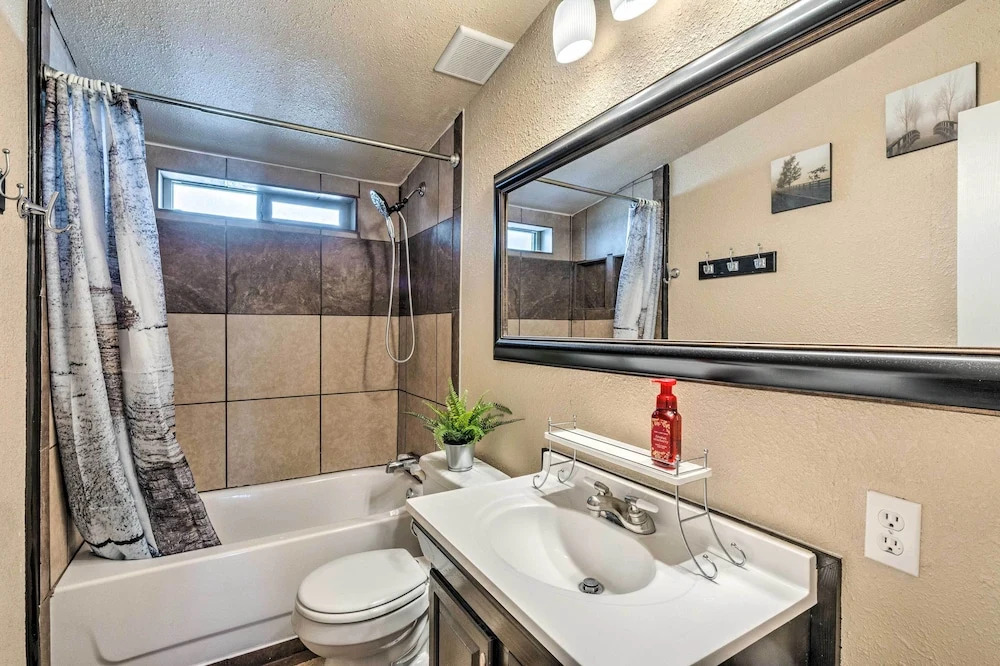 Relaxing Lincoln Forest Retreat w/ Wraparound Deck - фото 7