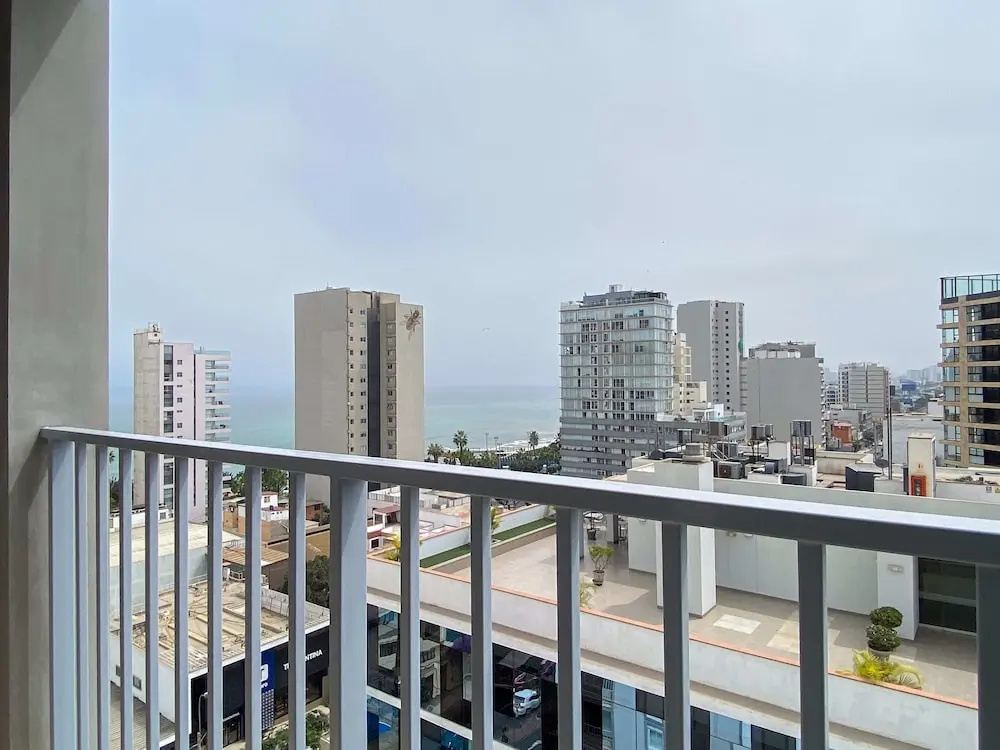 w Upscale 2BR w Balcony View in Miraflores