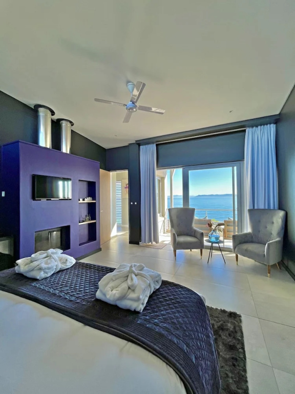 Deluxe Double room with ocean view (full double bed)
