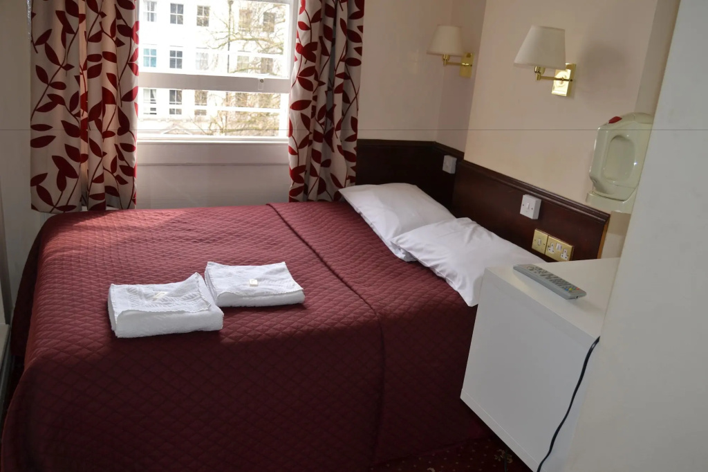 Отель Hyde Park Court Hotel в Лондоне