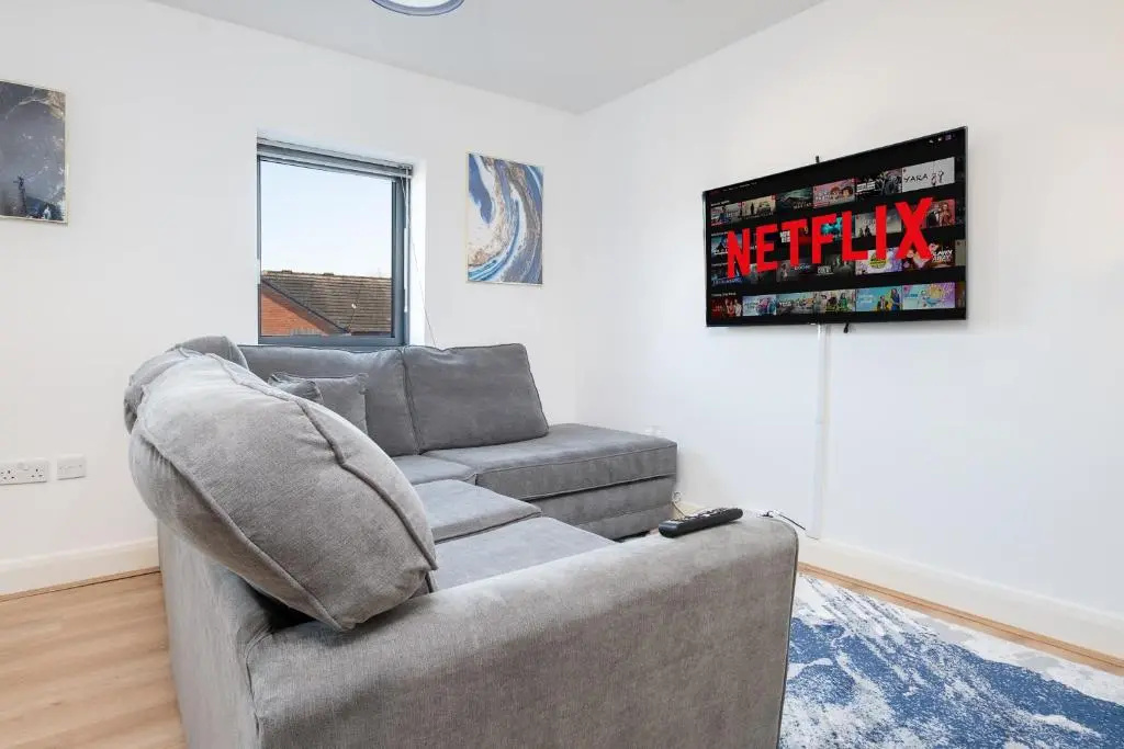 2 Bed Family Apt w/BALCONY & PARKING! ☆ FREE NETFLIX - With 50 Inch Smart TV, FREE NETFLIX & WIFI - Birmingham City Centre, By 02 Academy, Cube & Mailbox