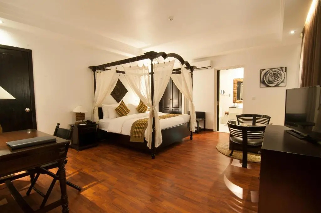 Double Suite with pool view (full double bed)