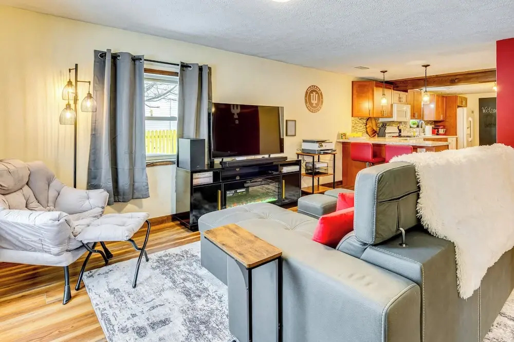 1 Mi to IU: Hoosier Home w/ Fire Pit & Fenced Yard — фото
