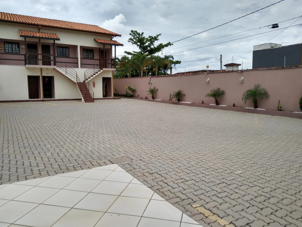 Kitnet com piscina em cond fechado a 200 m da praia com wi-fi