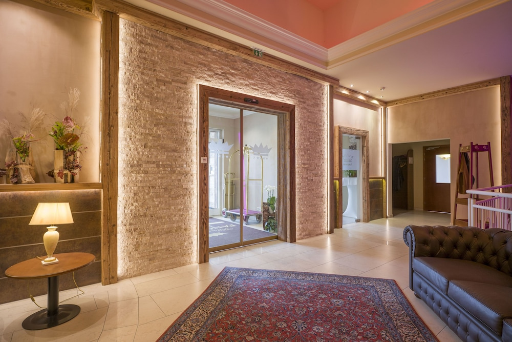 Lobby & Reception