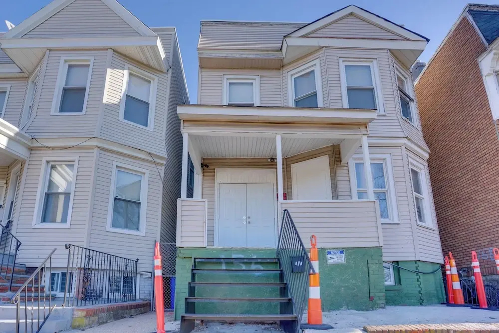 Easy City Commuting! Walkable Newark Duplex