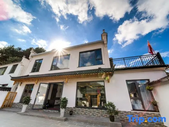 Jiuhuashan Jiushe Zizai Courtyard Homestay (On the Jiuhua Mountain Roushen Baodian) in Chizhou