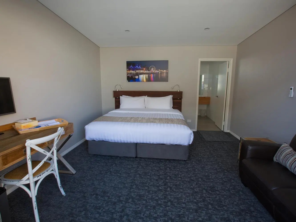 Standard Double room with pool view (full double bed)