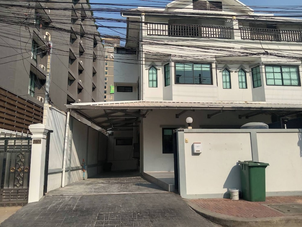 Yellow Place Sukhumvit Soi 2