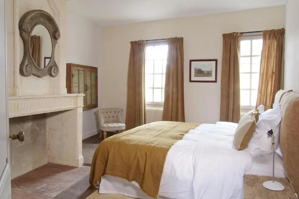 Double Suite full double bed