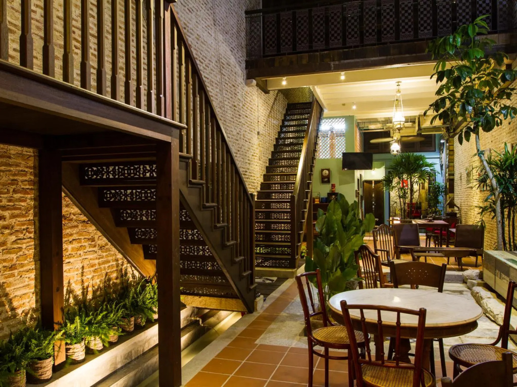 雙層套房附陽台及庭院景觀，配備雙人床