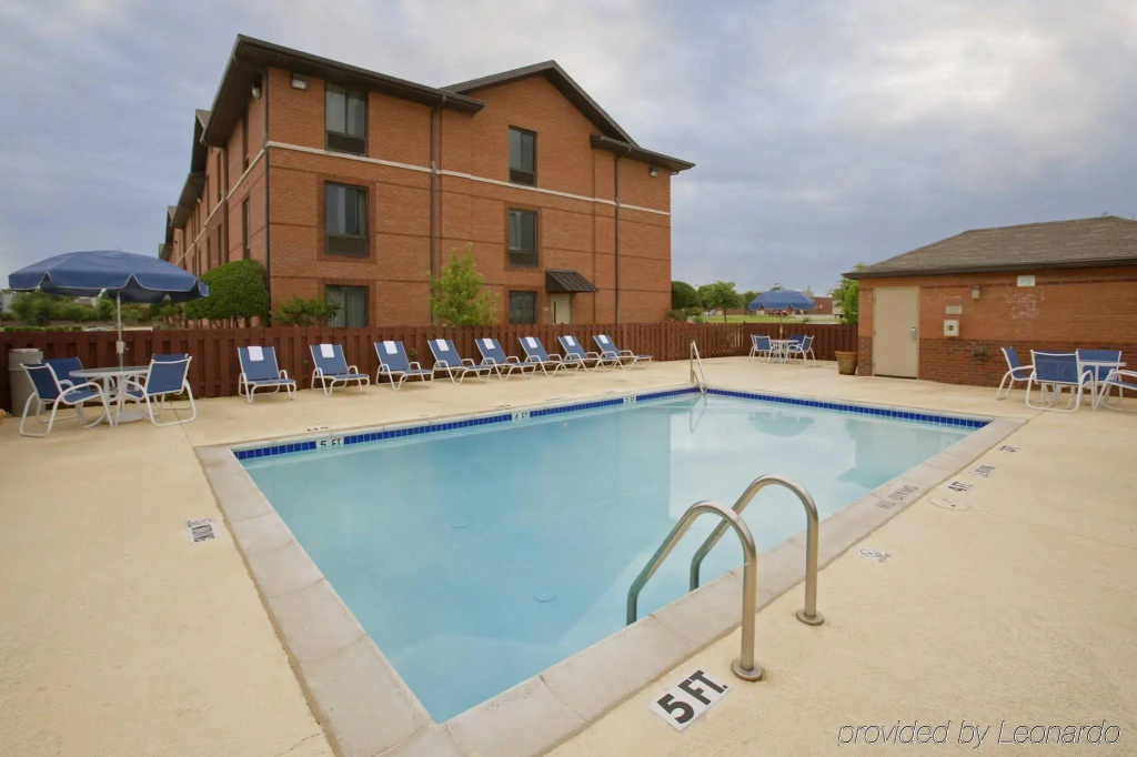 Suburban Studios Macon North - Général