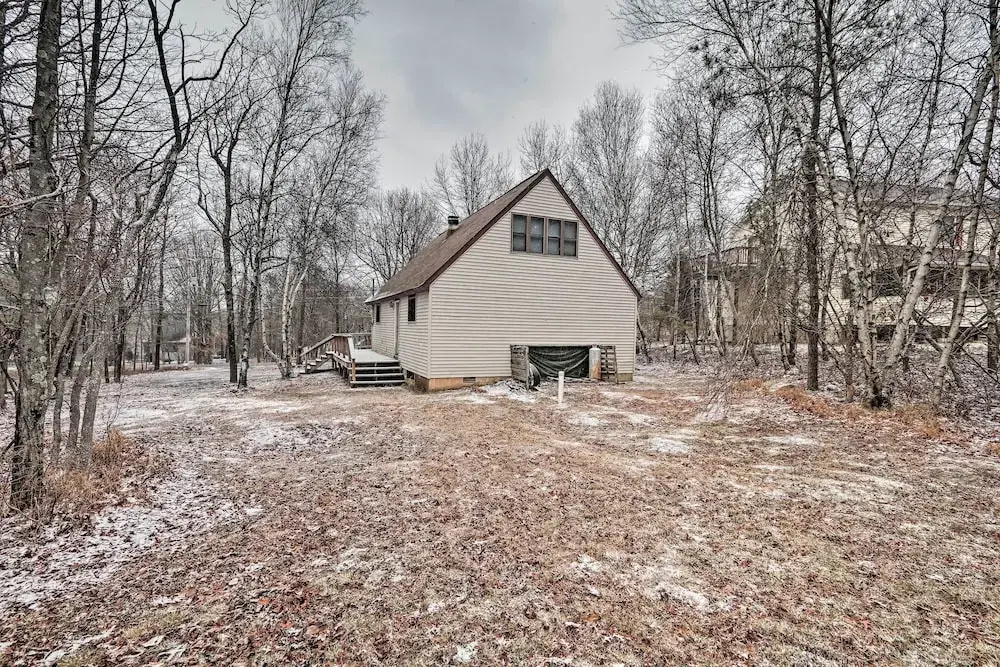 7 Miles to State Park: Poconos Getaway w/ Deck!