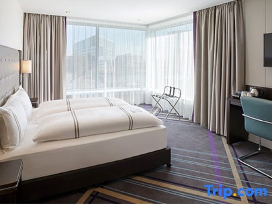 Двухместный семейный номер Standard двуспальная кровать в Premier Inn Frankfurt City Centre