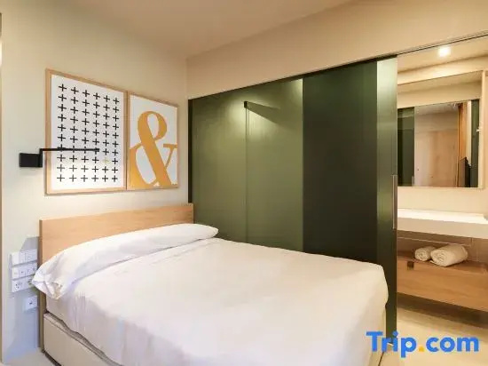 Double Studio with street view (full double bed)