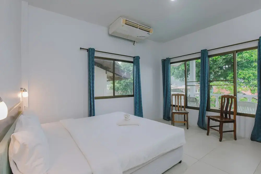 Бунгало с балконом в Kataonsea Bungalows