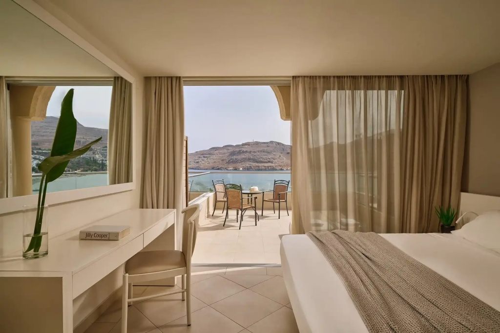 Deluxe Double room with beach view (full double bed)