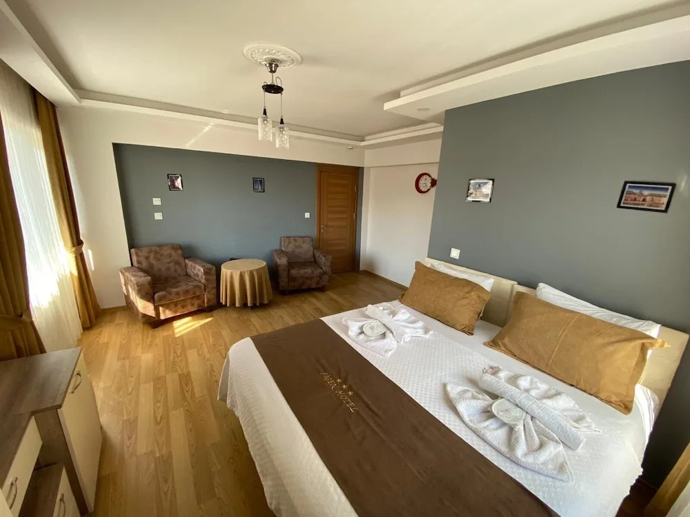1 Bedroom Deluxe Double room with city view (full double bed)