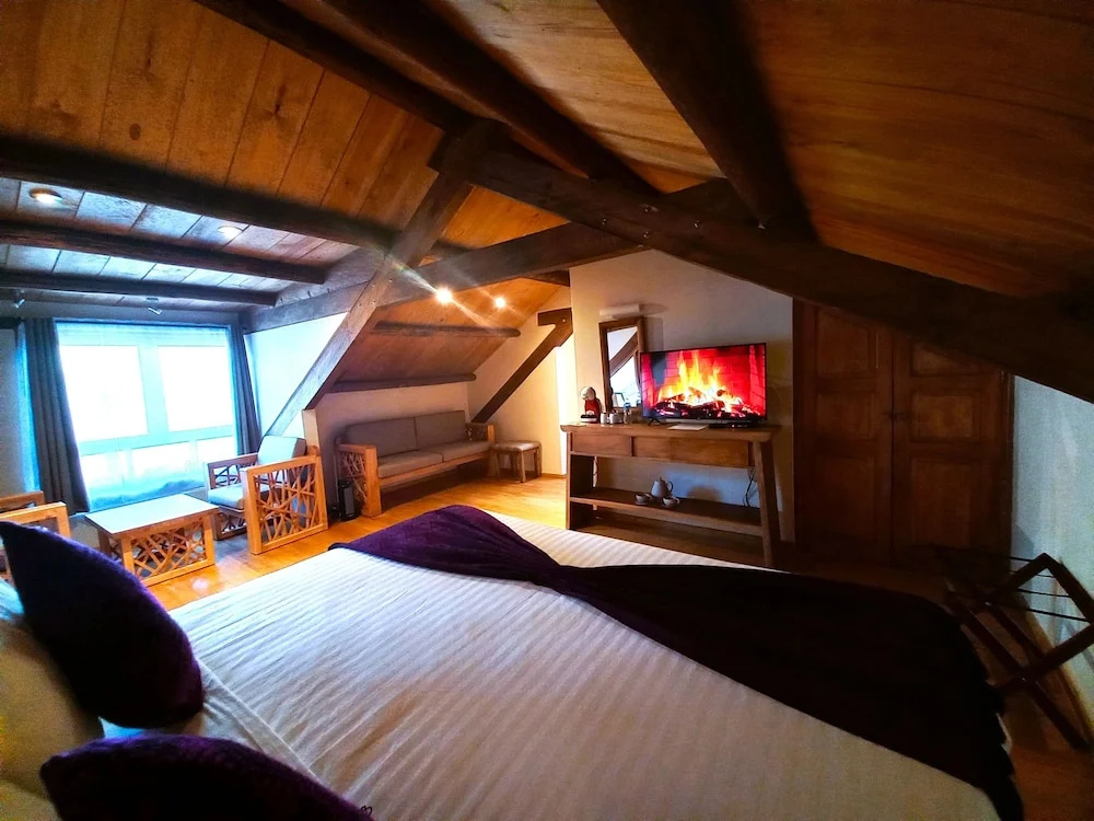 Double Suite with balcony (full double bed)