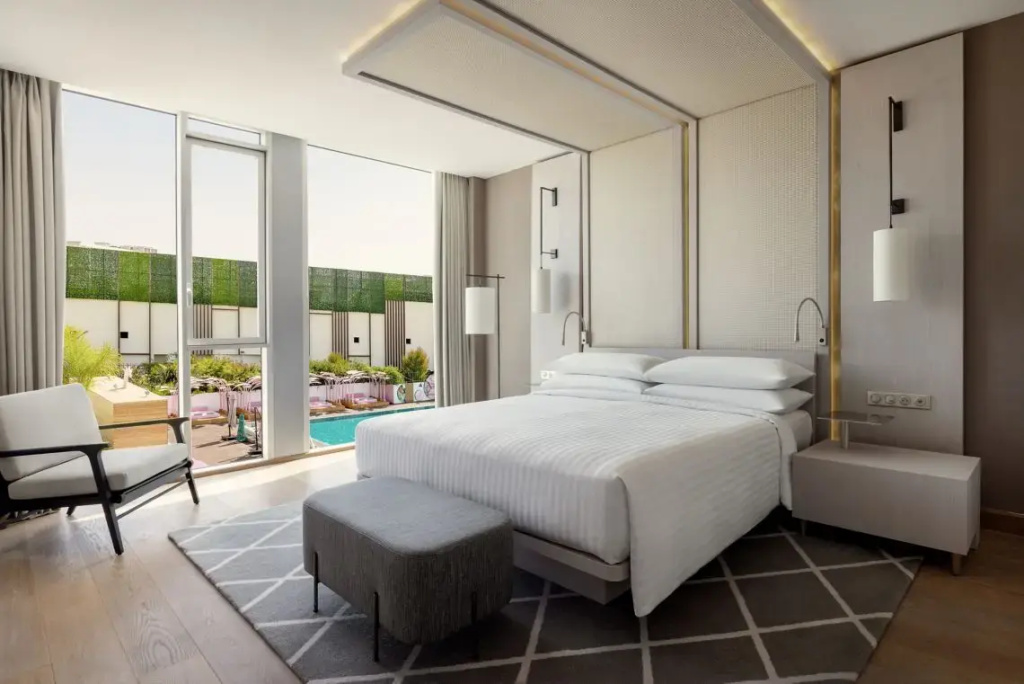 Executive Suite with pool view