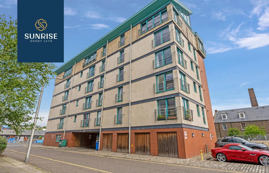 THE PENTHOUSE, Stunning Views, Foosball Table, Central Location, 3 Rooms, Sleeps 6, Ideal for Families, Tourists, Business Travellers