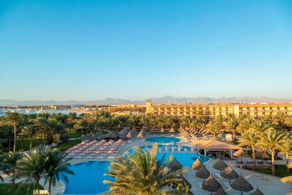 Siva Grand Beach: Several outdoor pools, sun loungers, and palm-filled gardens surround the hotel.