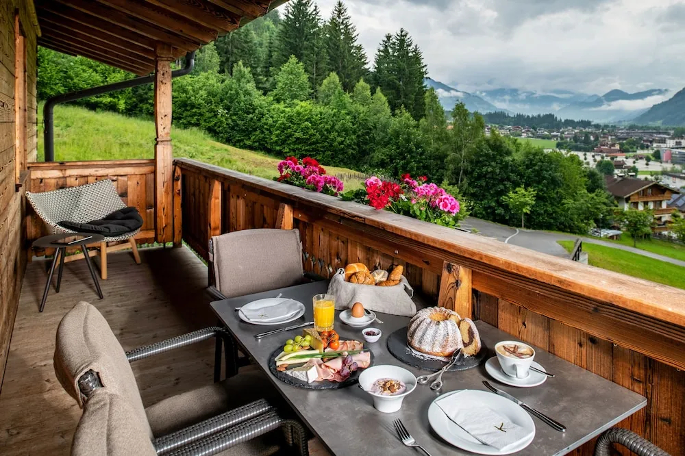 兩房頂級四人套房，帶有山景雙床