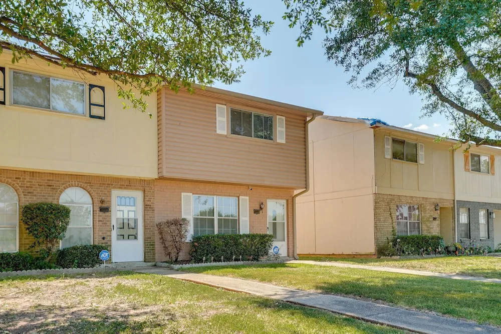 Bossier City Townhome w/ Patio + Outdoor Dining!