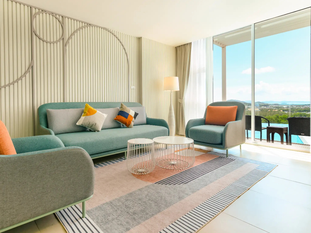 Suite with balcony and with pool view