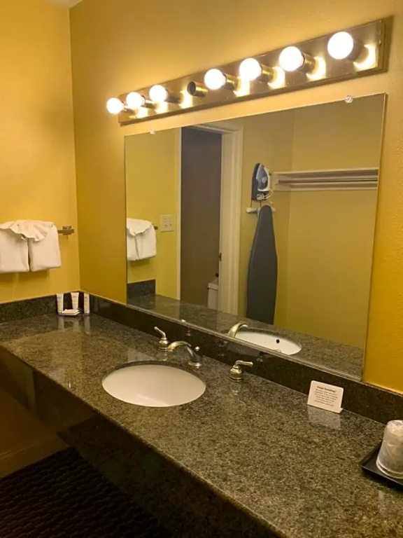 Ramada by Wyndham West Sacramento Hotel and Suites - Chambres