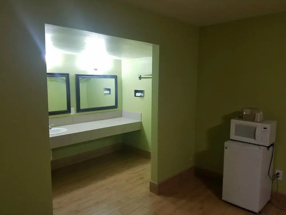 Frontier Motel