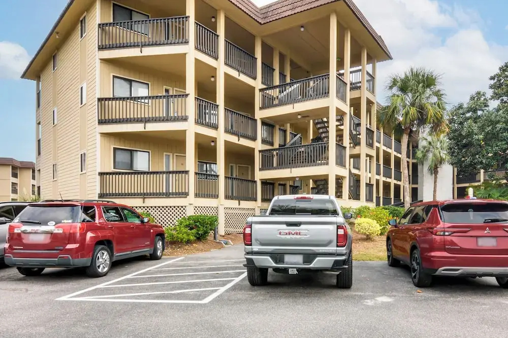 Pool, Spa & Dining: Beach Condo in Hilton Head!