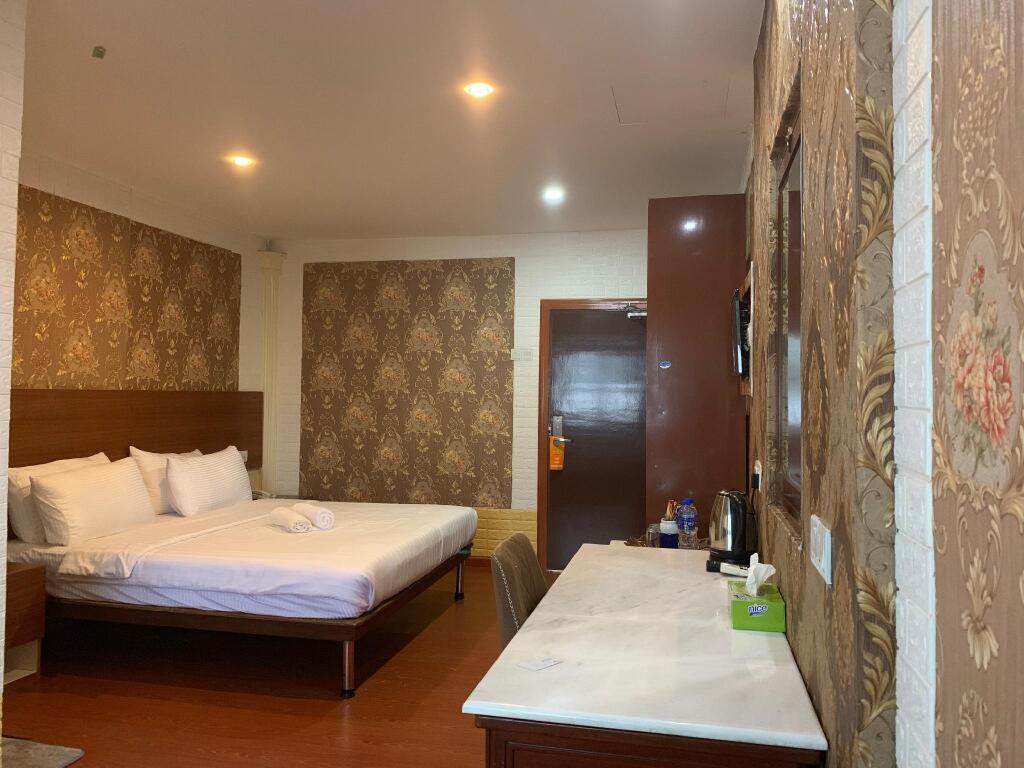 Easy Hotel