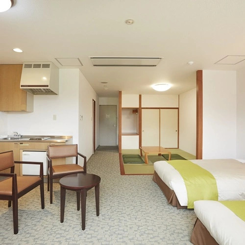 標準雙人房，設有山景及雙人床